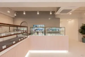 다양한 쇼케이스가 배치된 미니멀 베이커리 미라이키